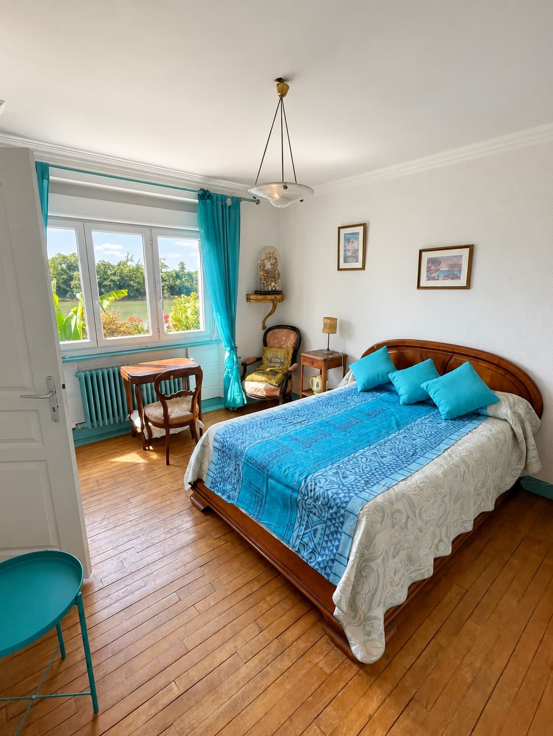 Chambre Turquoise : lit double, parquet, fenêtre sur le jardin