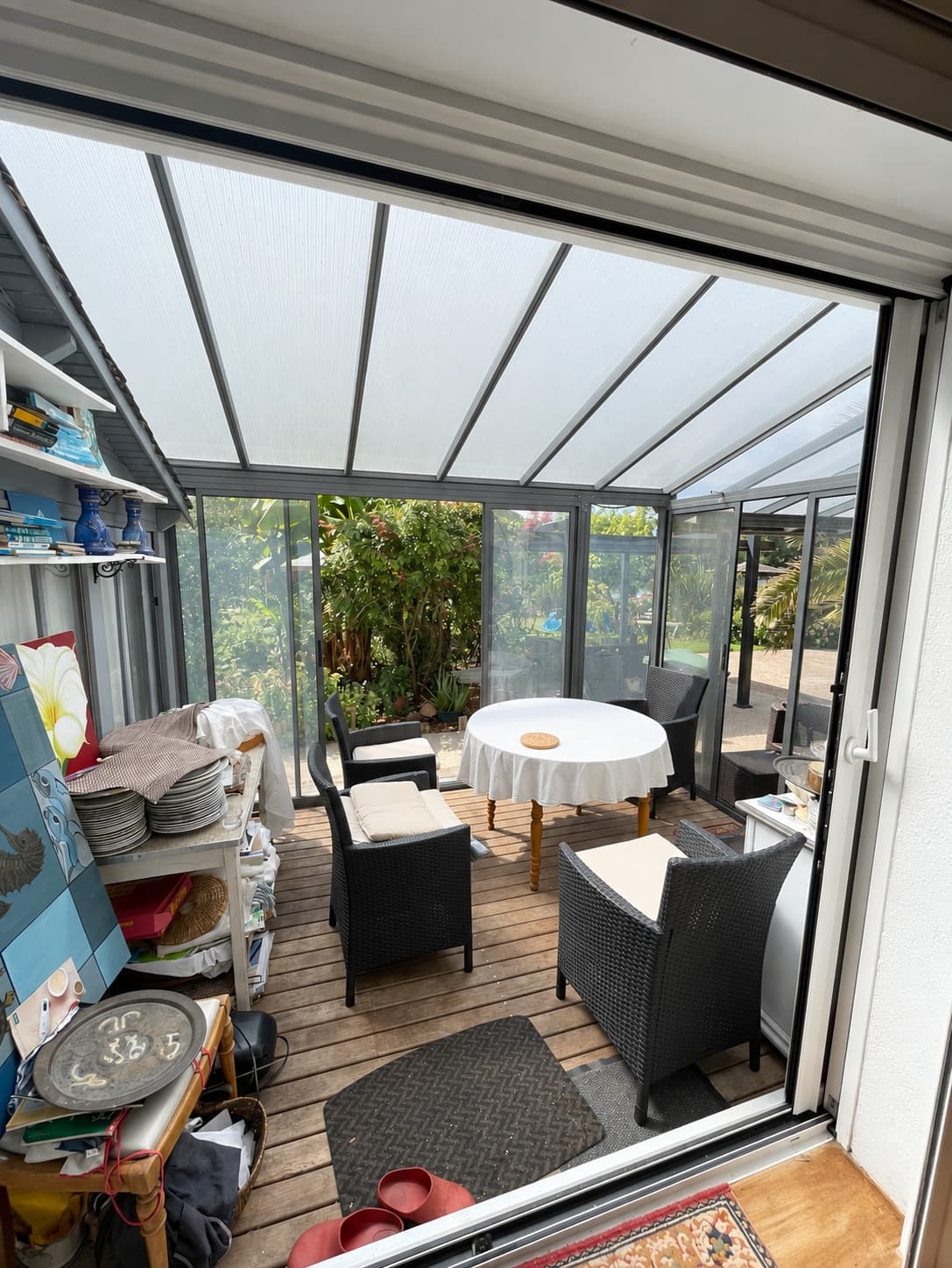La véranda et son salon, ouverte sur le jardin