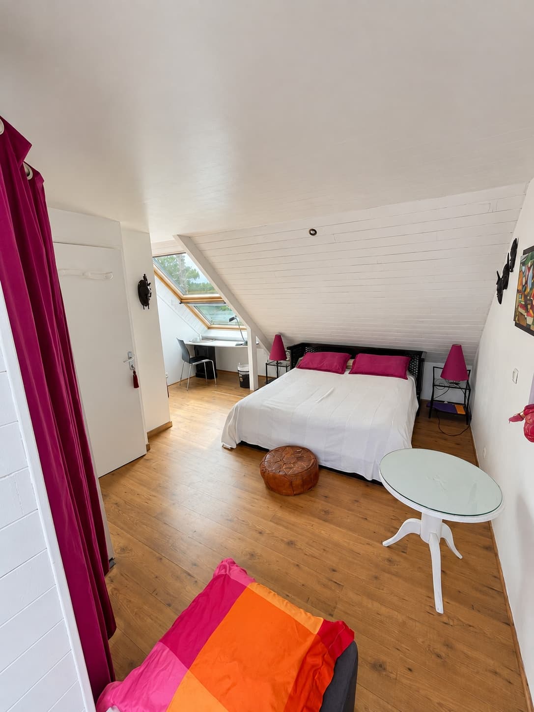 Chambre Voyage : lit double sous les combles